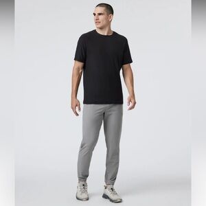 Vuori Men’s Strato tech tee Large